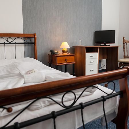 Hotel Diana Nové Mesto nad Váhom Dış mekan fotoğraf