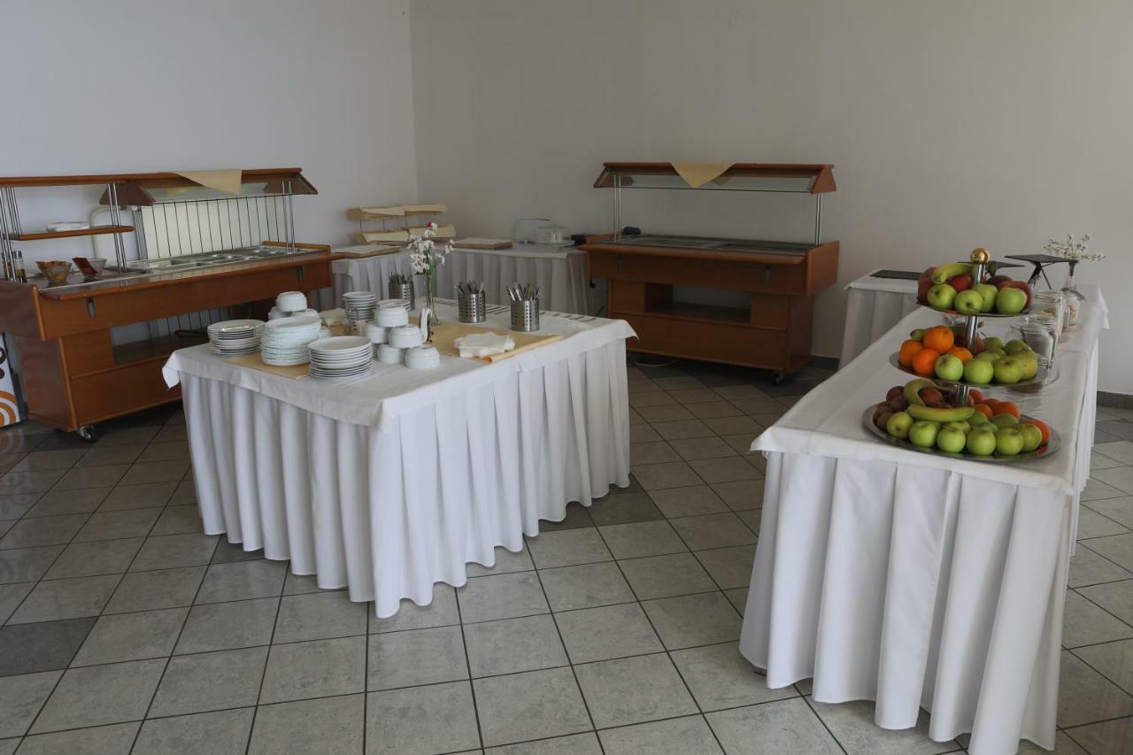 Hotel Diana Nové Mesto nad Váhom Dış mekan fotoğraf